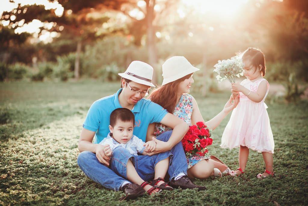 Bạn muốn có những bức ảnh gia đình tự nhiên, giản dị nhưng đầy ý nghĩa? Tại Hà Nội, chúng tôi sẽ giúp bạn thực hiện điều đó. Với phương pháp chụp tự nhiên, bạn sẽ có những khoảnh khắc vô giá và đầy cảm xúc cùng với gia đình của bạn.