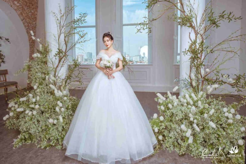5 mẫu váy cưới đẹp cho các nàng dâu chụp hình ngoại cảnh  BachTuyet