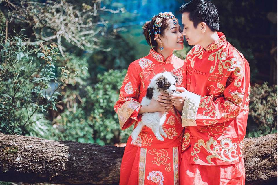 Chụp ảnh cưới theo kiểu Trung Quốc sẽ khiến cho ngày cưới của bạn trở nên đặc biệt và khác lạ hơn. Với những trang phục cổ trang đặc sắc, ánh sáng mềm mại và không gian truyền thống, các bạn sẽ cảm thấy như được tách ra khỏi thế giới đầy ồn ào và ngập tràn công nghệ.
