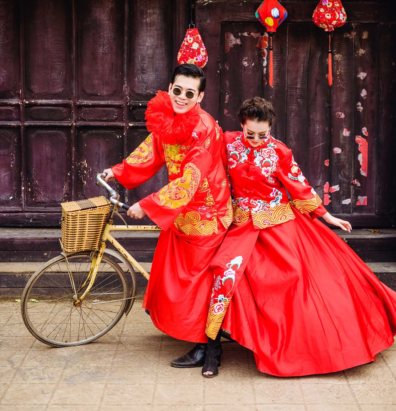 Chụp ảnh cưới kiểu Trung Quốc sẽ giúp cho bức ảnh cưới của bạn trở nên đặc biệt và độc đáo hơn bao giờ hết. Hãy xem bức ảnh để chiêm ngưỡng sự tinh tế và phong cách của nó.