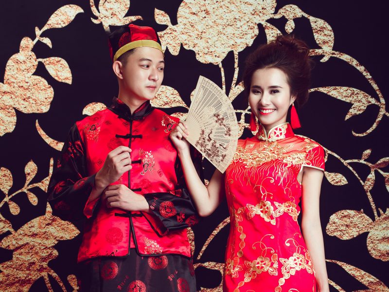 Chụp ảnh cưới kiểu Trung Quốc mang lại cho chú rể và cô dâu cảm giác thật đặc biệt và hoàn hảo. Những bộ trang phục mang đậm chất truyền thống Trung Quốc, những kiểu tóc cổ điển cùng với những phụ kiện độc đáo sẽ khiến bộ ảnh của bạn trở nên ấn tượng và đáng nhớ. Hãy cùng chúng tôi khám phá những bức hình đặc sắc về chụp ảnh cưới kiểu Trung Quốc!