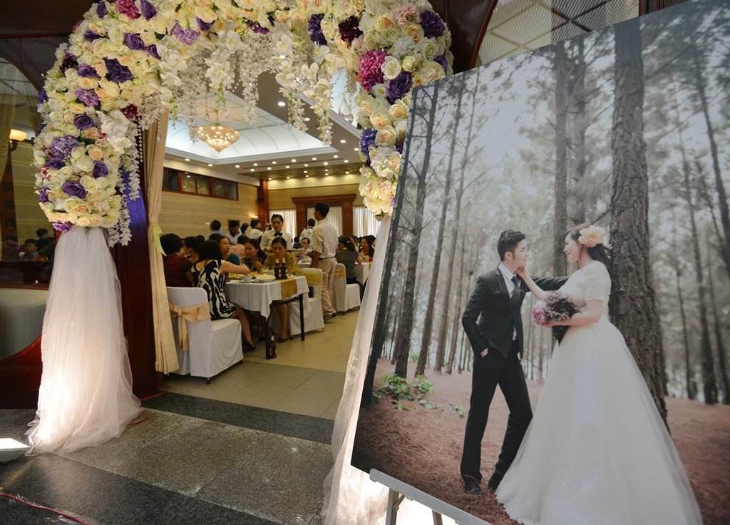 Chọn ảnh cưới cổng: Những chiếc cổng đầy hoa lá, ánh đèn lung linh sẽ là nền tảng hoàn hảo để tạo nên những bức ảnh cưới đẹp nhất. Hãy đến với chúng tôi và chọn những tấm ảnh cưới cổng sẽ khiến bạn yêu mến từng khoảnh khắc.