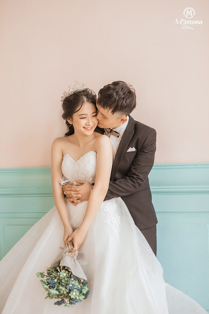 Phong cách chụp ảnh cưới của Hàn Quốc nổi tiếng trên toàn thế giới với những bức ảnh đẹp và ấn tượng. Với dịch vụ chụp ảnh cưới Hàn Quốc chuyên nghiệp của chúng tôi, bạn sẽ khám phá được cách tạo ra những bức ảnh đậm chất Hàn Quốc để giữ lại những kỉ niệm đáng nhớ của mình.