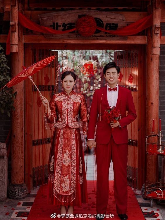 Chụp ảnh cưới Trung Quốc luôn luôn được ưa chuộng bởi sự đẹp lung linh của trang phục truyền thống. Cặp đôi trong trang phục áo dài, khăn đóng và các phụ kiện đẹp sẽ khiến cho bất kỳ ai cũng mê mẩn. Hãy thưởng thức bộ ảnh cưới này và cảm nhận sự độc đáo của văn hóa Trung Quốc.