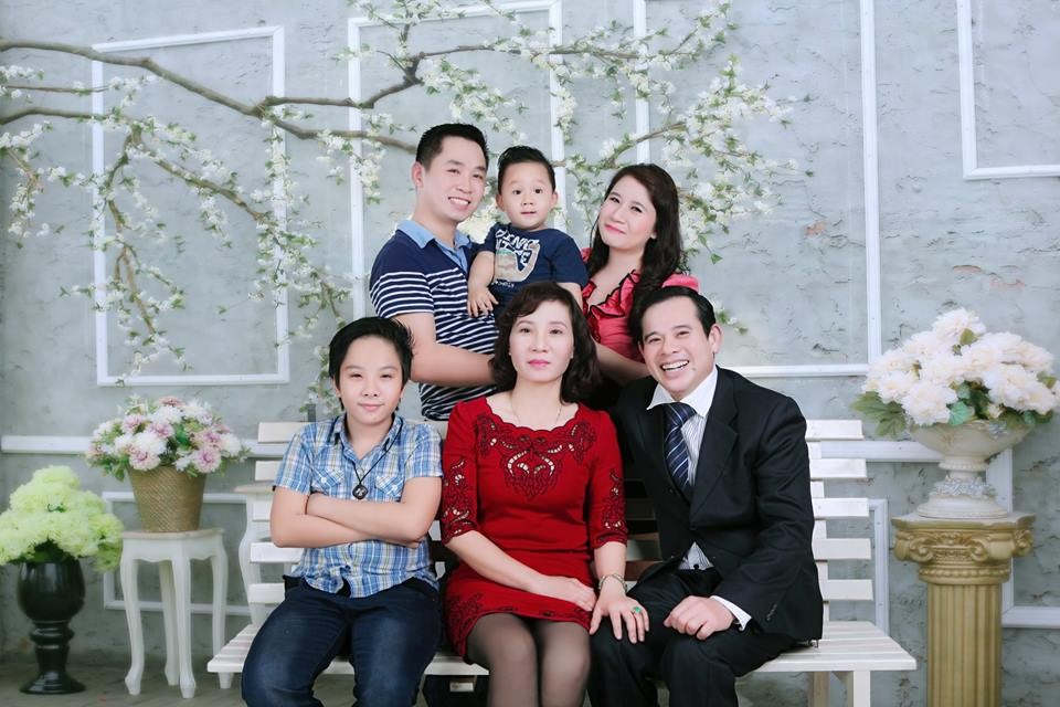 Để tạo ra những bức ảnh gia đình Hà Đông mới lạ, hãy đến với chúng tôi. Bức ảnh gia đình sẽ trở nên độc đáo và đặc biệt hơn khi được chụp tại Hà Đông. Studio chụp ảnh gia đình đẹp chắc chắn sẽ không làm bạn thất vọng trong mỗi lần ghé thăm.