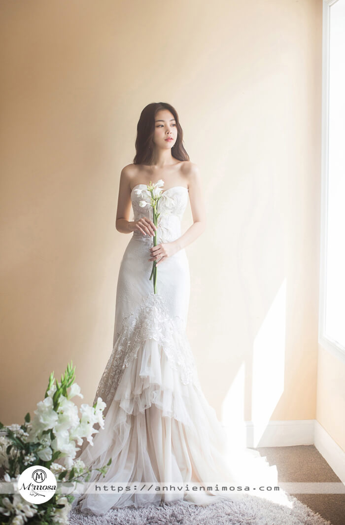 Nếu bạn đang tìm kiếm một chiếc váy cưới đẹp và ấn tượng, thì đừng bỏ qua những thiết kế của Hàn Quốc. Với phong cách thanh lịch, tinh tế và đầy nghệ thuật, những bộ váy cưới Hàn Quốc sẽ khiến bạn trở nên lung linh và quyến rũ nhất trong ngày cưới của mình.