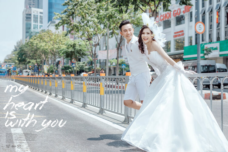 Các bức ảnh cưới tại Sài Gòn sẽ khiến bạn say đắm với vẻ đẹp lãng mạn và hiện đại của thành phố. Thưởng thức những khoảnh khắc ngọt ngào và sáng tạo trên bộ ảnh cưới của chúng tôi, hứa hẹn sẽ làm nên một kỷ niệm đáng nhớ cho cuộc đời của bạn.