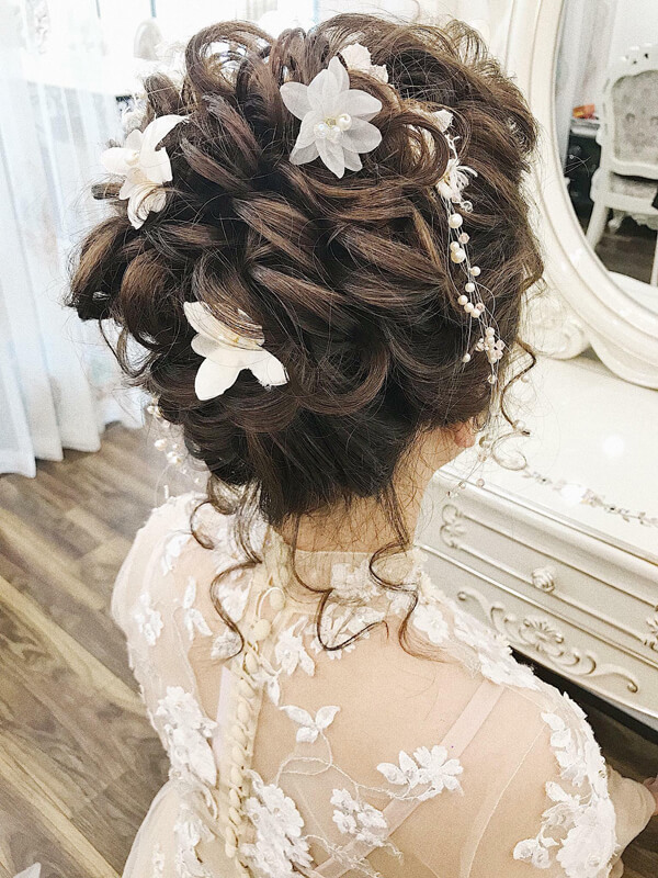 Khám phá ngay kiểu tóc búi cô dâu đẹp nhất để tăng thêm vẻ đẹp sang trọng, quý phái cho ngày cưới của bạn. Chỉ cần đội chiếc vương miện hoa nhỏ, bạn đã trông thật lộng lẫy và duyên dáng.