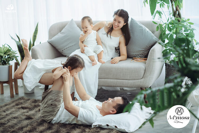 Bạn muốn tạo ra những bức ảnh gia đình thật ấn tượng và độc đáo, hãy thử tạo kiểu chụp ảnh gia đình kiểu Hàn Quốc! Với điều chỉnh ánh sáng, hiệu ứng màu sắc và các kiểu tạo pose, bạn sẽ có những bức ảnh gia đình đẹp như trong mơ.
