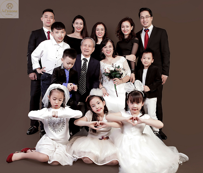 Những bức ảnh gia đình kiểu Hàn Quốc với những bộ đồ đẹp mắt cùng những món phụ kiện xinh xắn sẽ khiến bạn và gia đình cảm thấy thật vui vẻ và thoải mái. Hãy thưởng thức những hình ảnh đầy cảm xúc này!