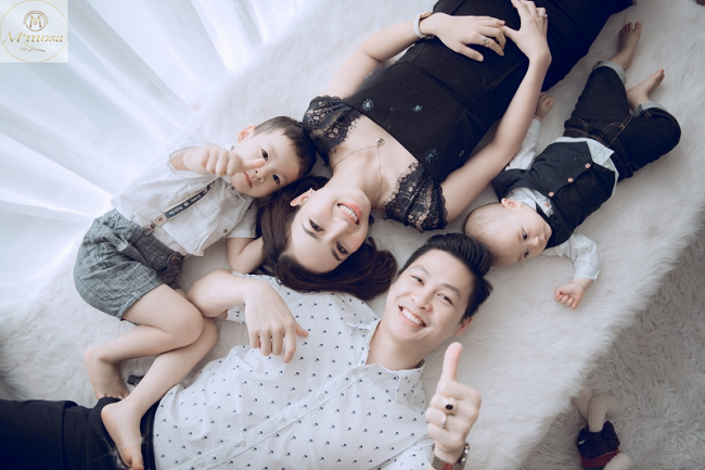 Bí quyết chụp ảnh gia đình kiểu Hàn Quốc đẹp là sự kết hợp giữa ánh sáng, không gian, trang phục và cách sắp xếp tạo hình. Cùng tìm hiểu và học hỏi những bí quyết này để có những bức ảnh gia đình thật ấn tượng và đẹp mắt!