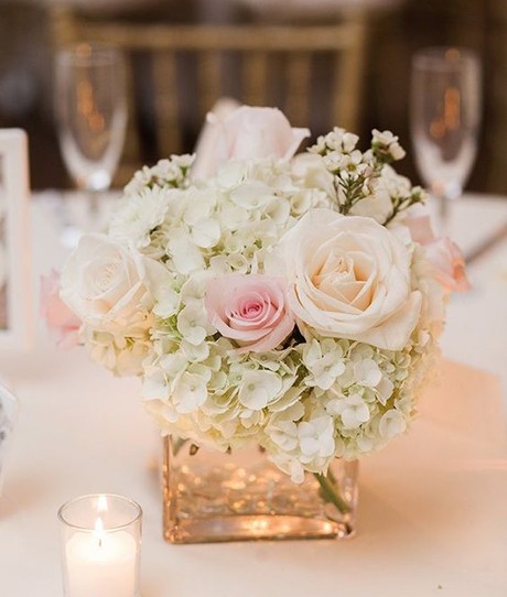 8 cách cắm hoa hồng để bàn ngày cưới đơn giản, đẹp mắt
