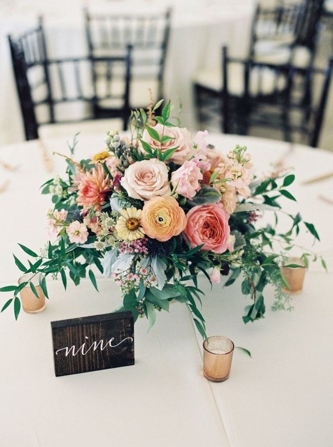 Những cách cắm hoa để bàn ngày cưới sang, xịn, giúp ngày cưới của bạn thêm  hoàn hảo