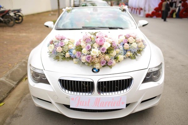 Chẳng có gì tuyệt vời hơn khi sở hữu một chiếc xe hoa cưới đẹp và sang trọng. Sự kết hợp giữa hoa lá và đèn lấp lánh trên xe sẽ giúp cho ngày cưới của bạn trở thành một bức tranh tuyệt đẹp. Hãy cùng chiêm ngưỡng hình ảnh trang trí xe hoa đẹp để có được nhiều ý tưởng thú vị cho ngày cưới của bạn.