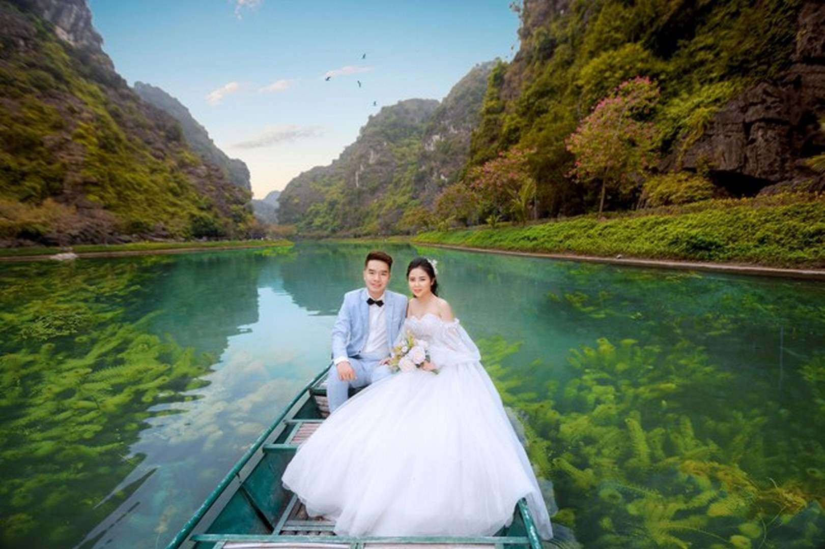 Bạn đang tìm kiếm một địa điểm lãng mạn để chụp ảnh cưới ở Ninh Bình? Hãy xem những bức ảnh đẹp nhất của chúng tôi! Chúng tôi đã đưa ra những gợi ý tốt nhất để giúp bạn lựa chọn địa điểm chụp ảnh cưới đẹp nhất tại Ninh Bình.