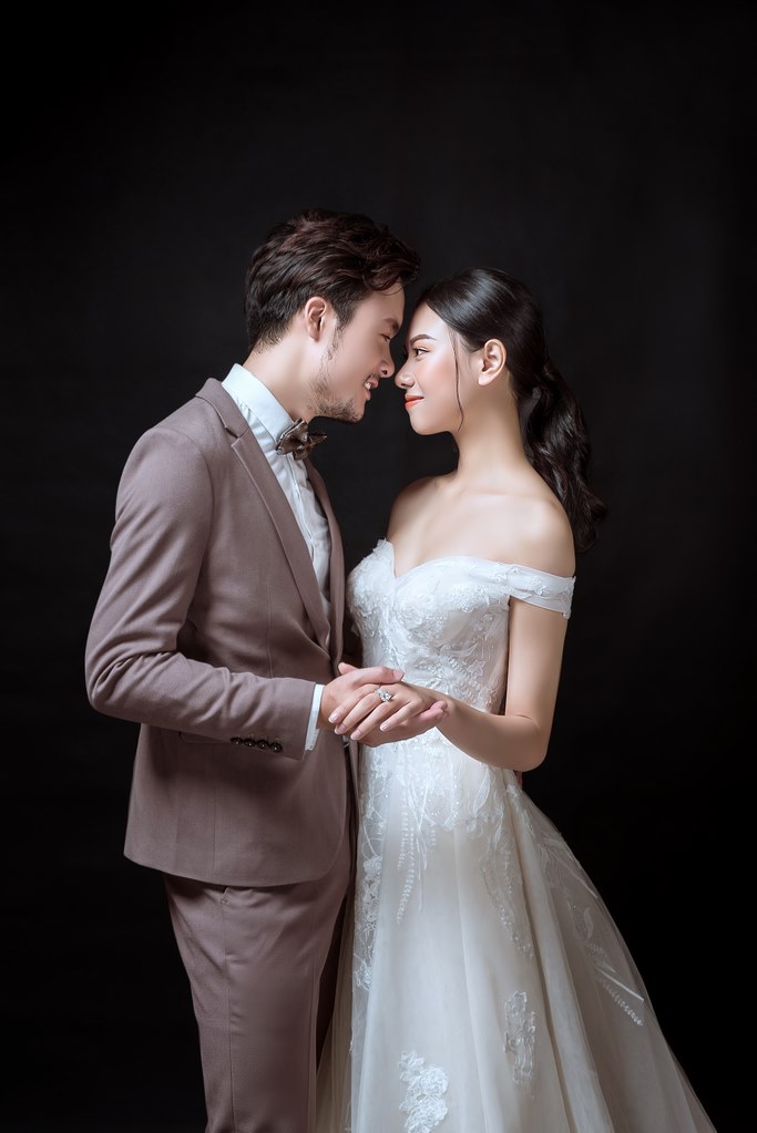 Bạn muốn có những bức ảnh cưới đẹp như phim Hàn Quốc? Chúng tôi cung cấp dịch vụ chụp ảnh cưới với phong cách Hàn Quốc độc đáo để mang đến những khoảnh khắc ngọt ngào, đầy cảm xúc nhất cho ngày cưới của bạn.