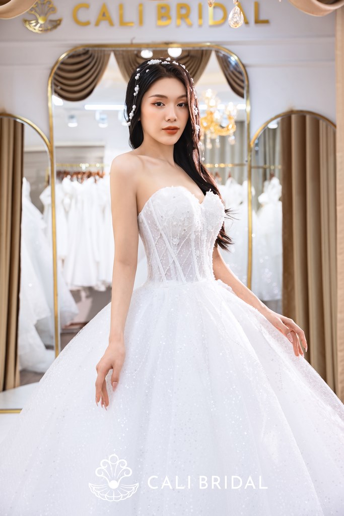 Tuyệt chiêu chọn váy cưới cho cô dâu thấp cao thêm ít nhất 10 phân  VÁY  CƯỚI CAO CẤP LINH NGA BRIDAL