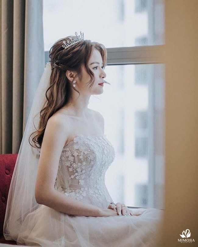 Bạn muốn tìm kiếm kiểu tóc cô dâu lãng mạn và ngọt ngào? Hãy xem bức ảnh tóc cô dâu mái ngố với thiết kế đẹp mắt, tôn lên nét đẹp của cô dâu trong ngày trọng đại.