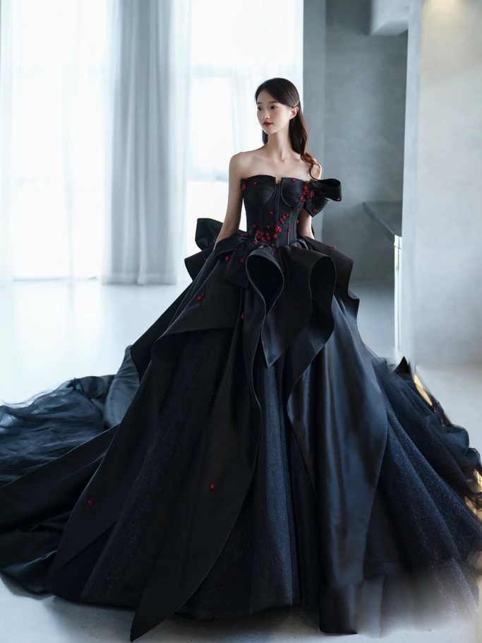 váy cưới đen xòe cúp ngực thanh lịch