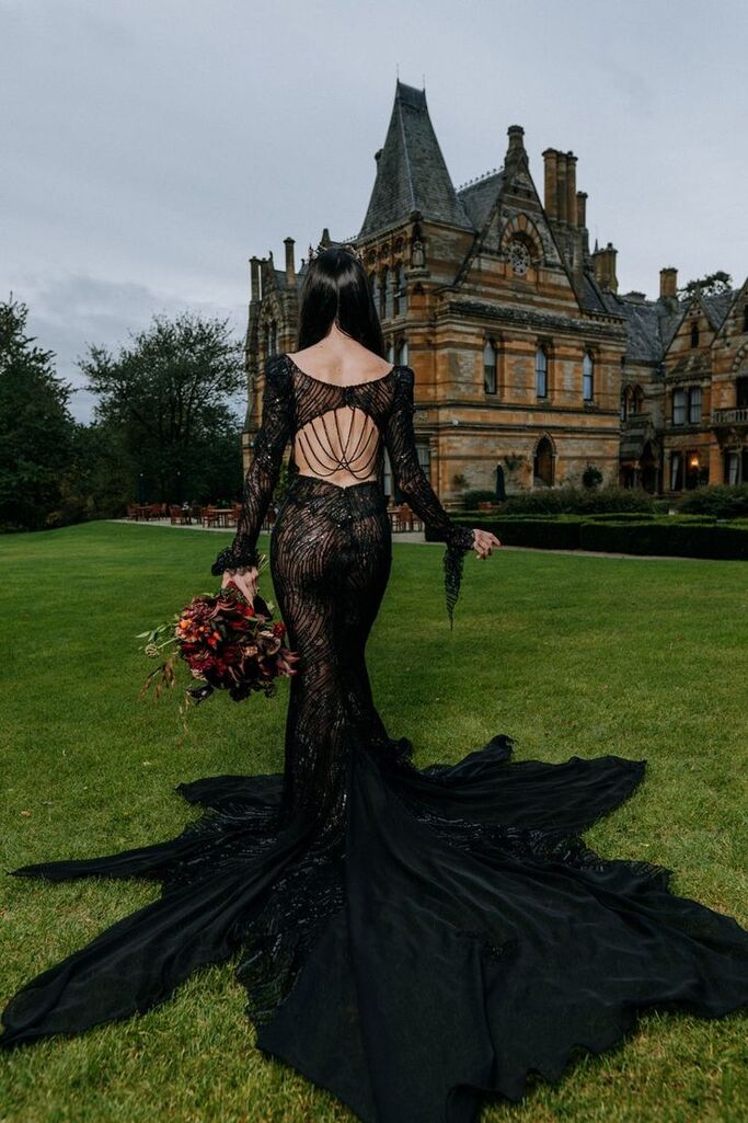 concept chụp lâu đài cổ với váy cưới màu đen