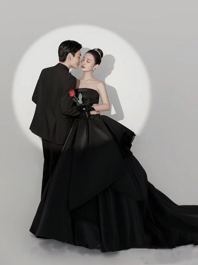 concept chụp váy cưới màu đen với hiệu ứng vòng sáng