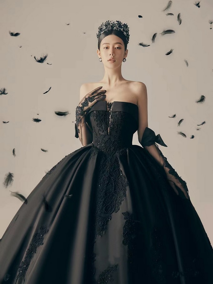 concept nữ hoàng với váy cưới màu đen